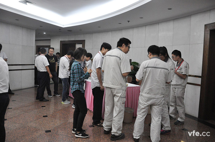 会议间隙各人在一路探求