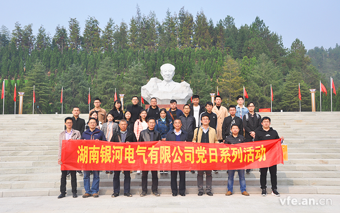 胡耀国雕像前合影 胡耀国雕像前合影
