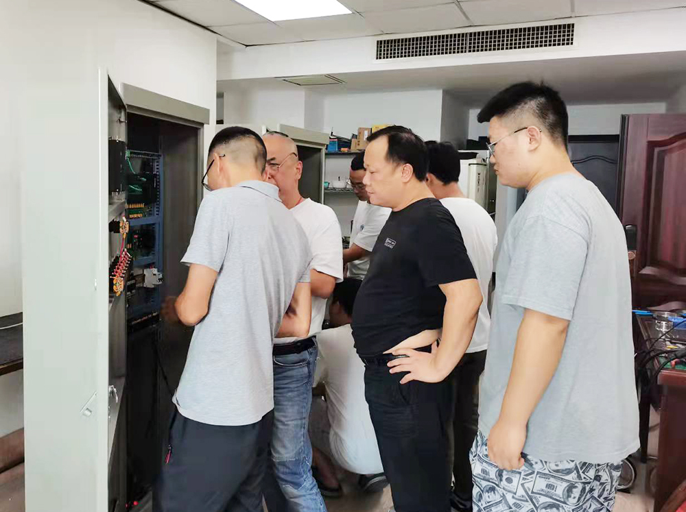 东升国际官网电气组织出产部进建电气柜装置布线工艺4