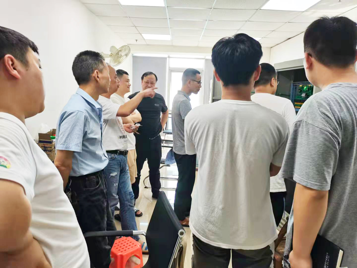 东升国际官网电气组织出产部进建电气柜装置布线工艺